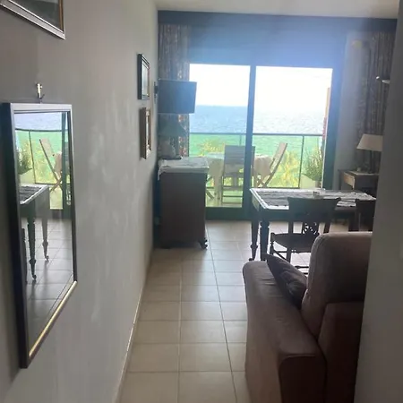 Apartment Front De *