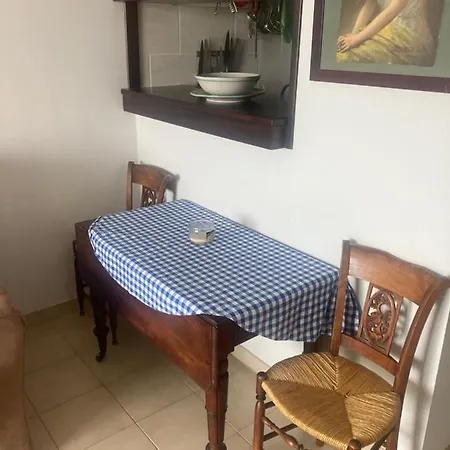 Front De Apartment *